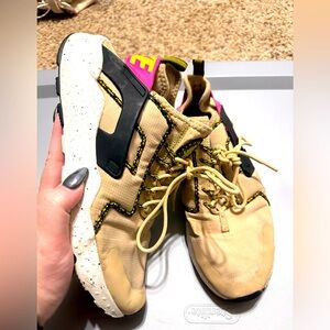 Nike Huaraches womens size 9.5 Runs like 9